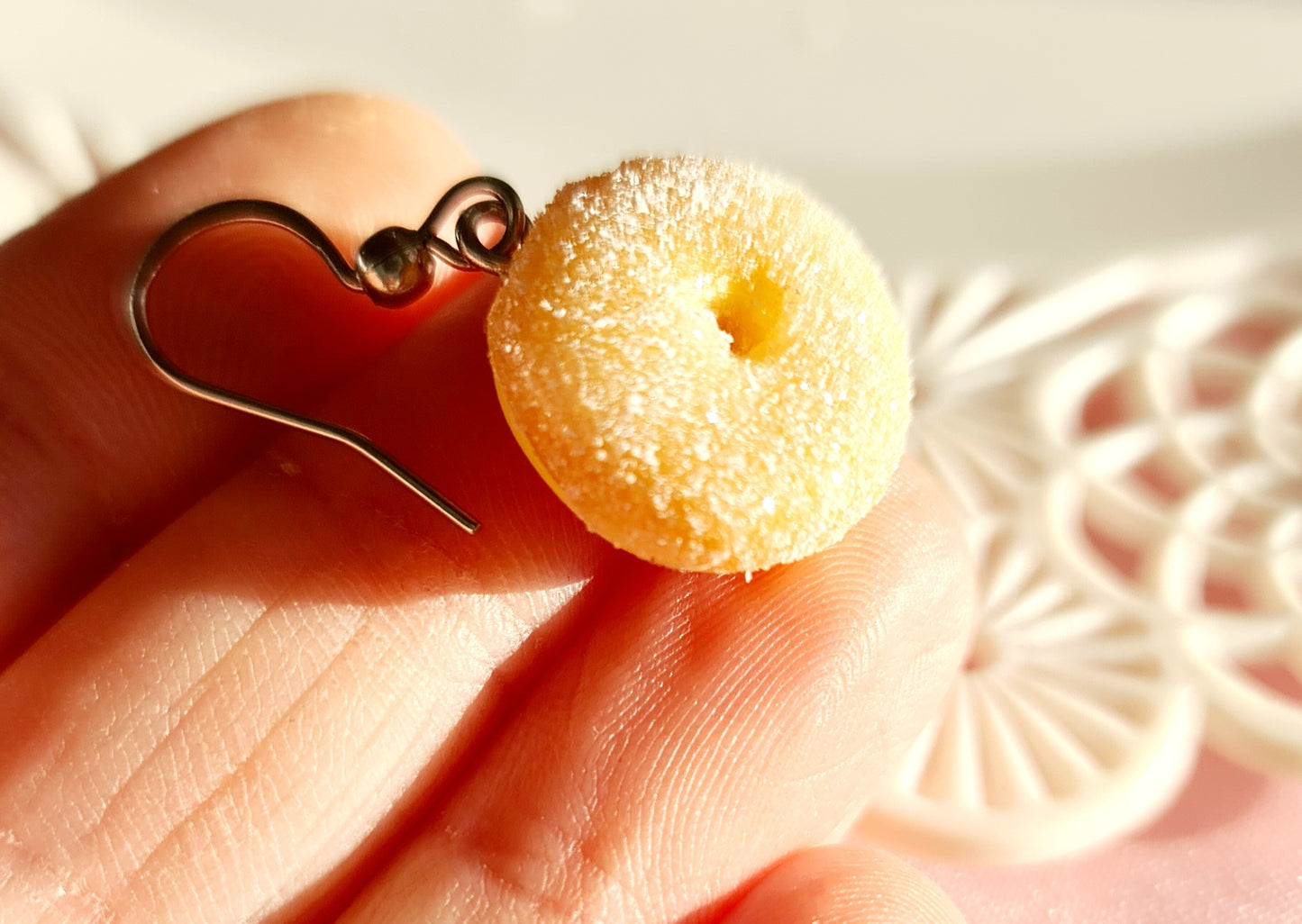 Orecchini ciambelle zuccherate e tazza di caffè (Copia)