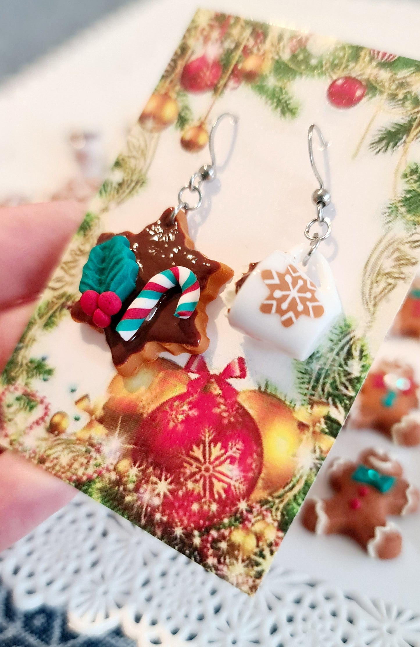 Orecchini natalizi biscotti con glassa al cioccolato e cioccolata calda