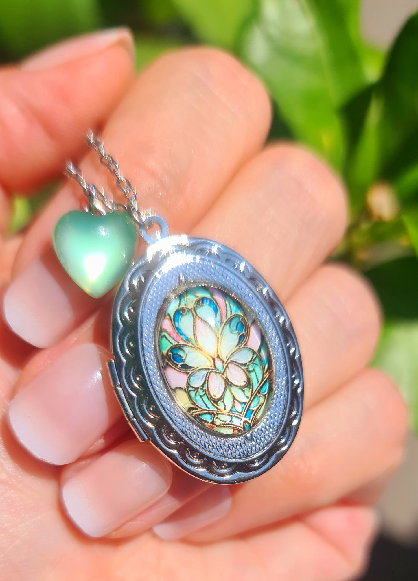 ✨ Collana Medaglione Ovale con Fiore Art Nouveau e Cuore Verde ✨