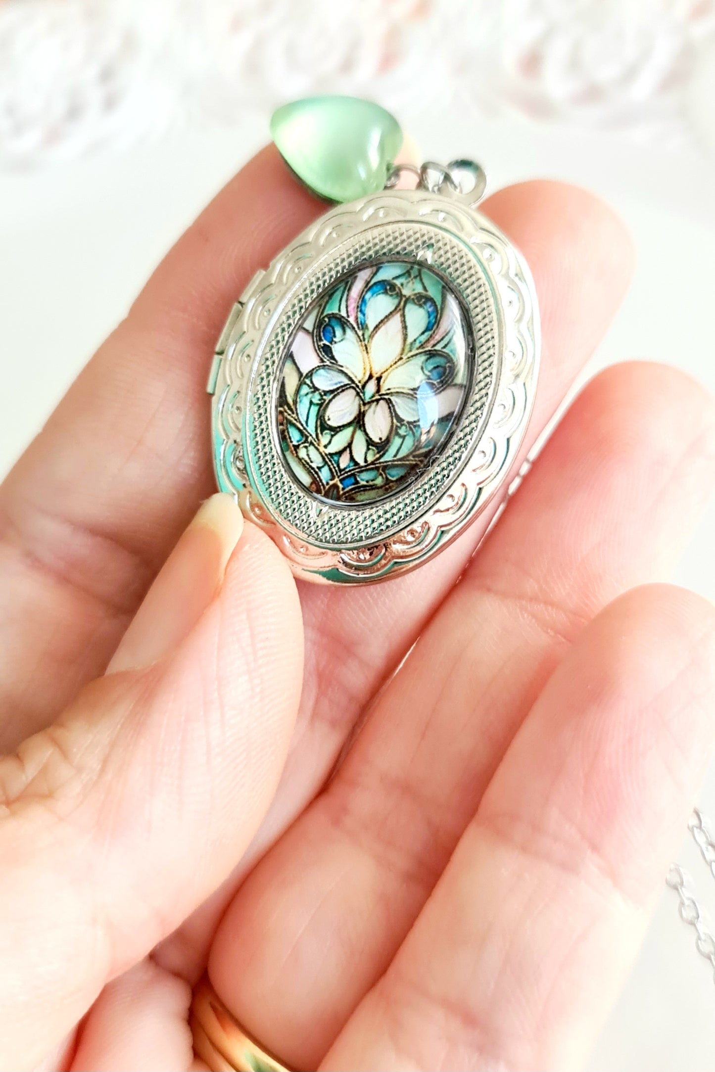 ✨ Collana Medaglione Ovale con Fiore Art Nouveau e Cuore Verde ✨