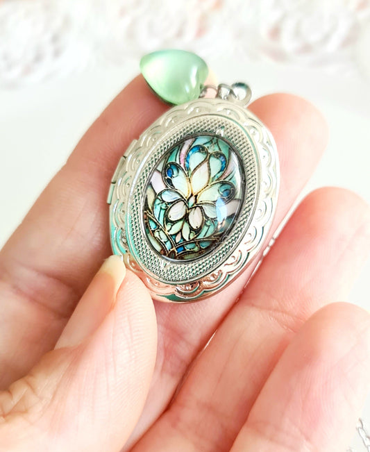 Collana Medaglione Ovale con Fiore Art Nouveau e Cuore Verde Acqua