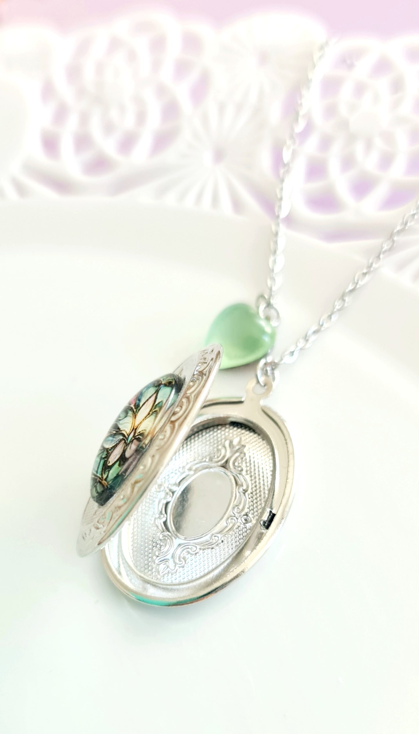 ✨ Collana Medaglione Ovale con Fiore Art Nouveau e Cuore Verde ✨