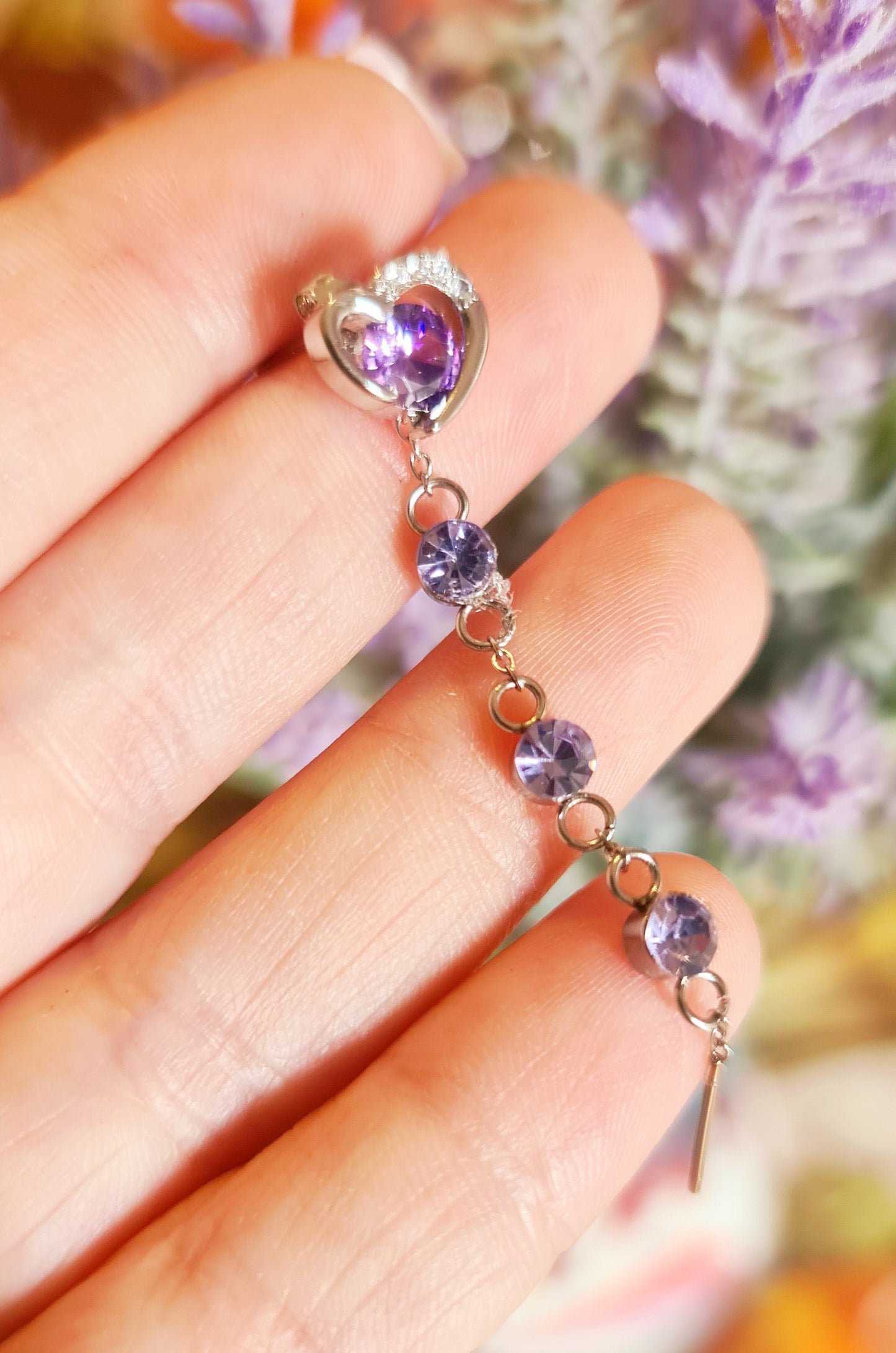 Eleganti orecchini pendenti con cuore e cristalli viola