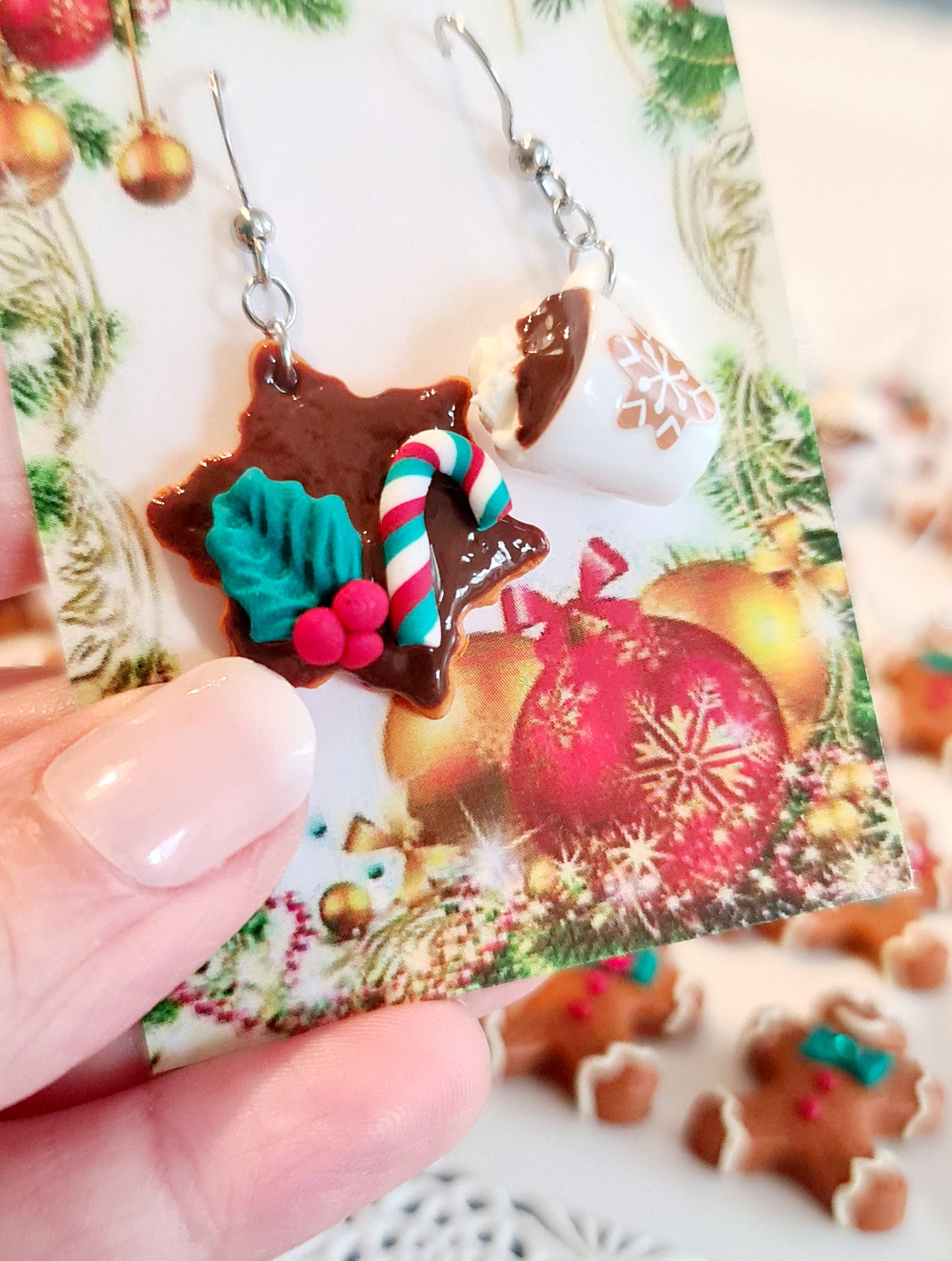 Orecchini natalizi biscotti con glassa al cioccolato e cioccolata calda