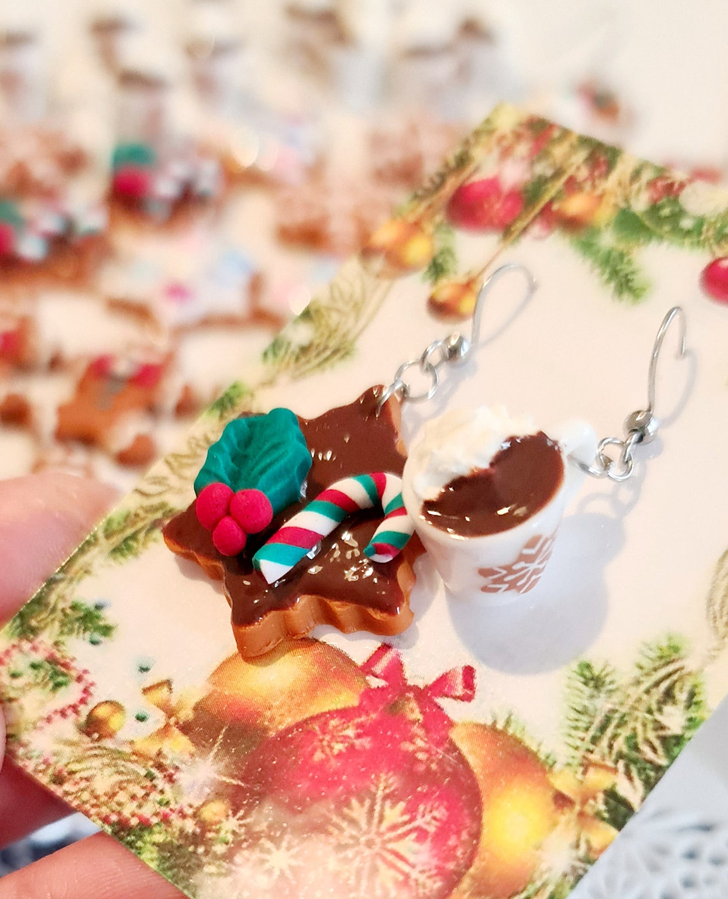 Orecchini natalizi biscotti con glassa al cioccolato e cioccolata calda