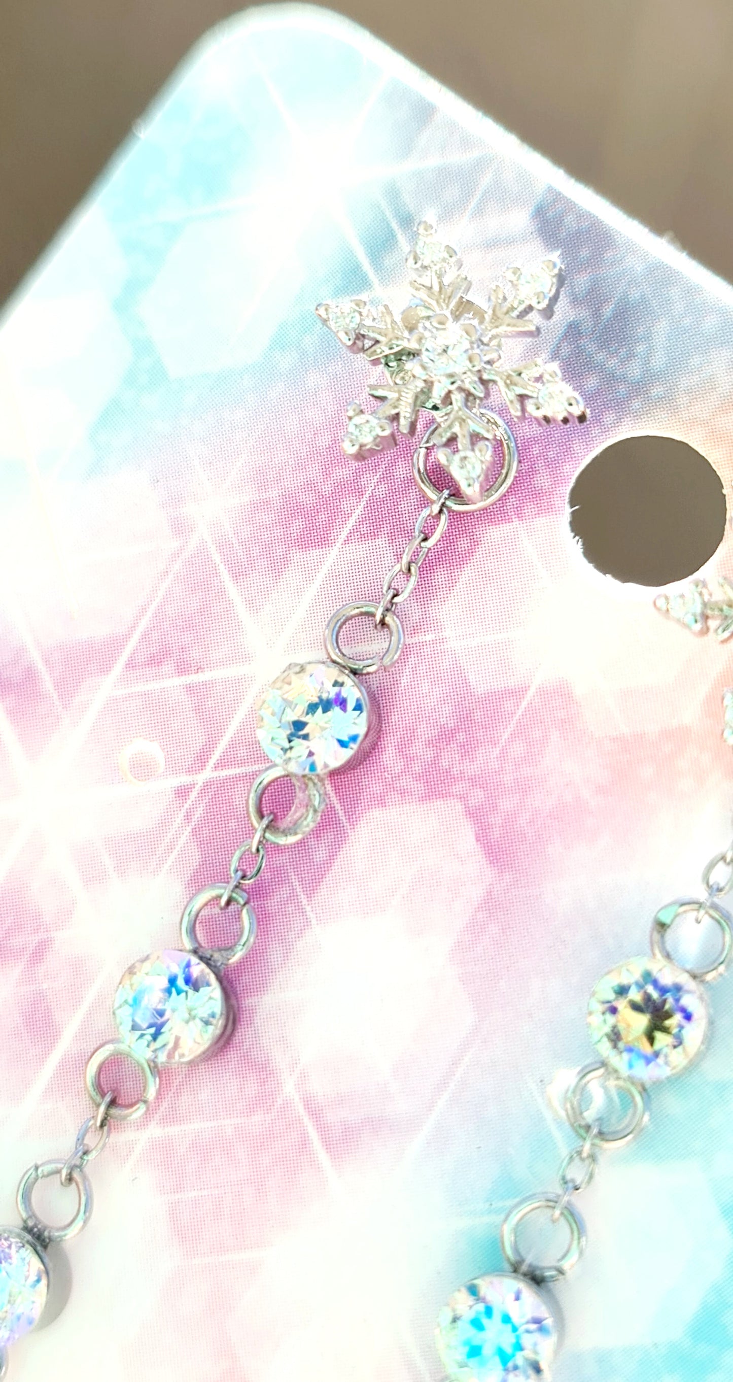 Eleganti e versatili orecchini pendenti con fiocco di neve e cristalli – Gioielli Eleganti Invernali