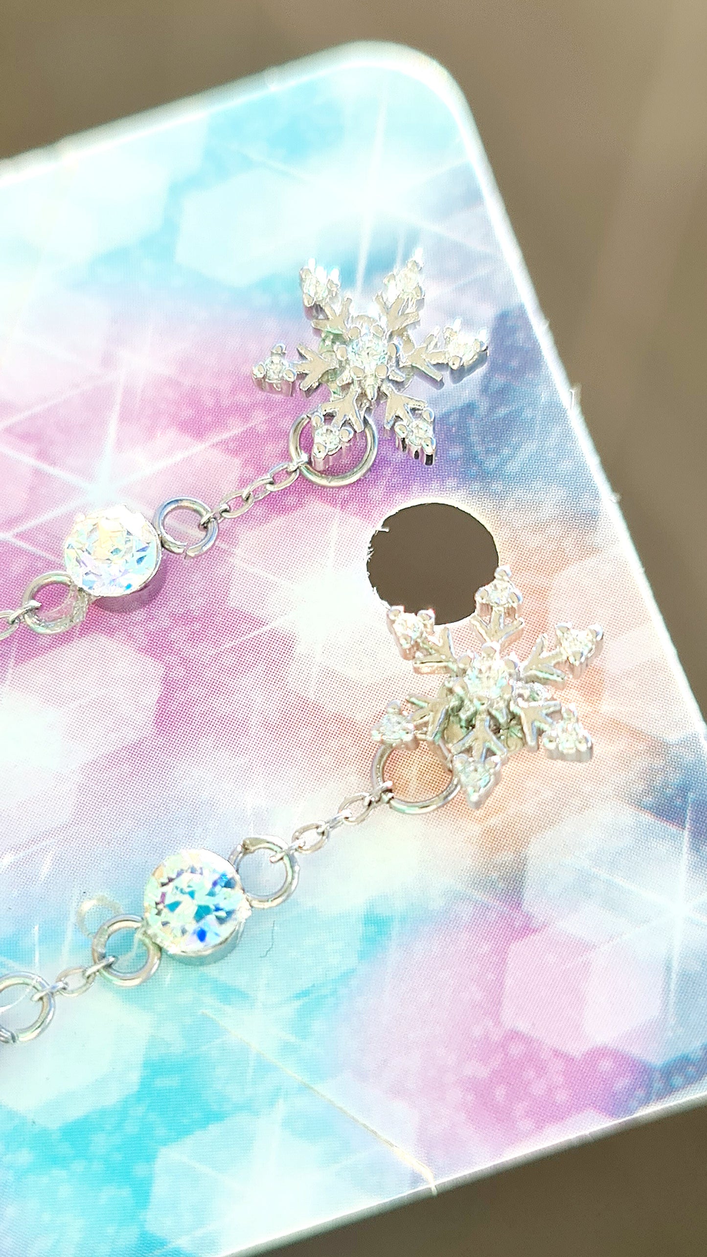 Eleganti e versatili orecchini pendenti con fiocco di neve e cristalli – Gioielli Eleganti Invernali