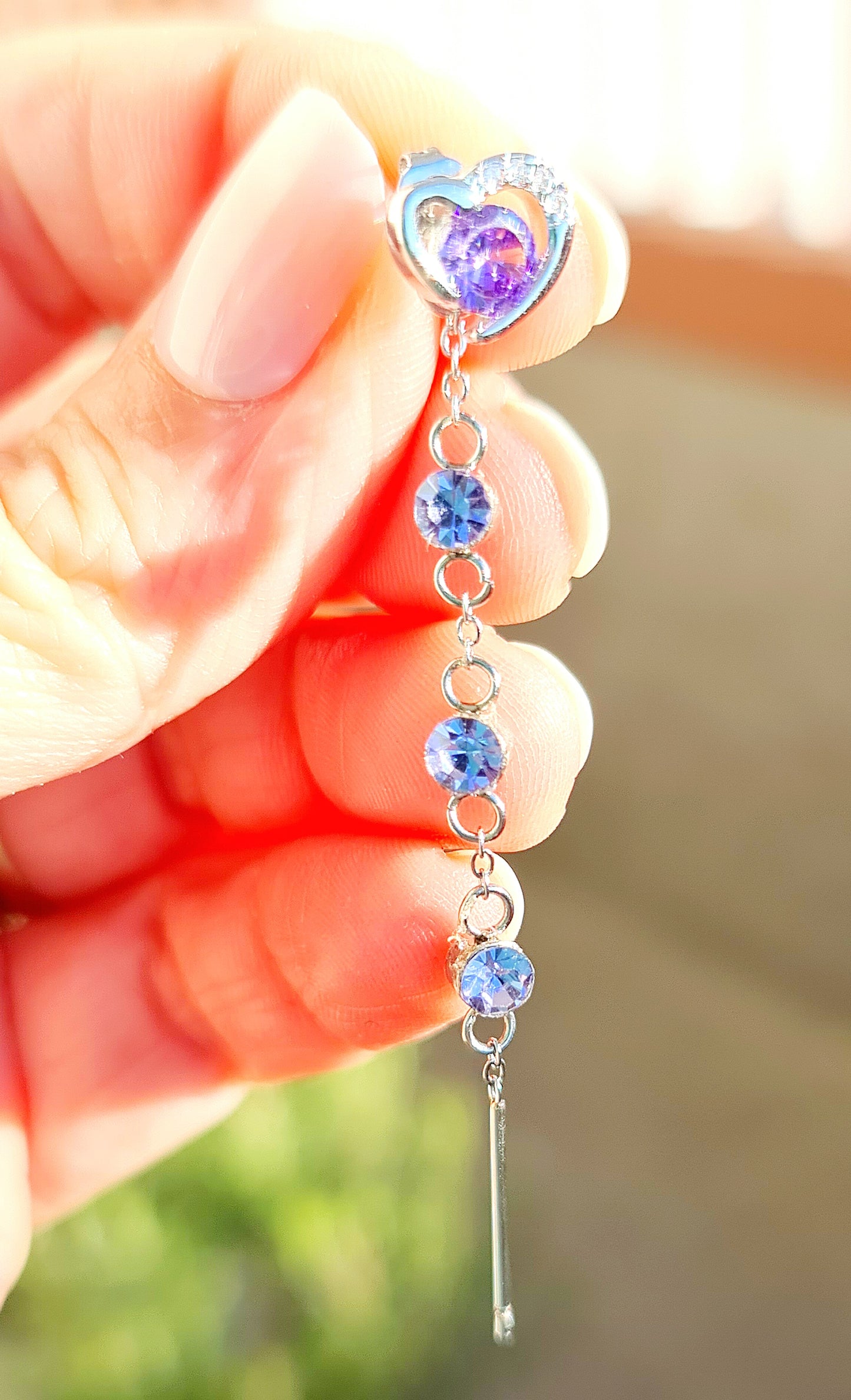 Eleganti orecchini pendenti con cuore e cristalli viola