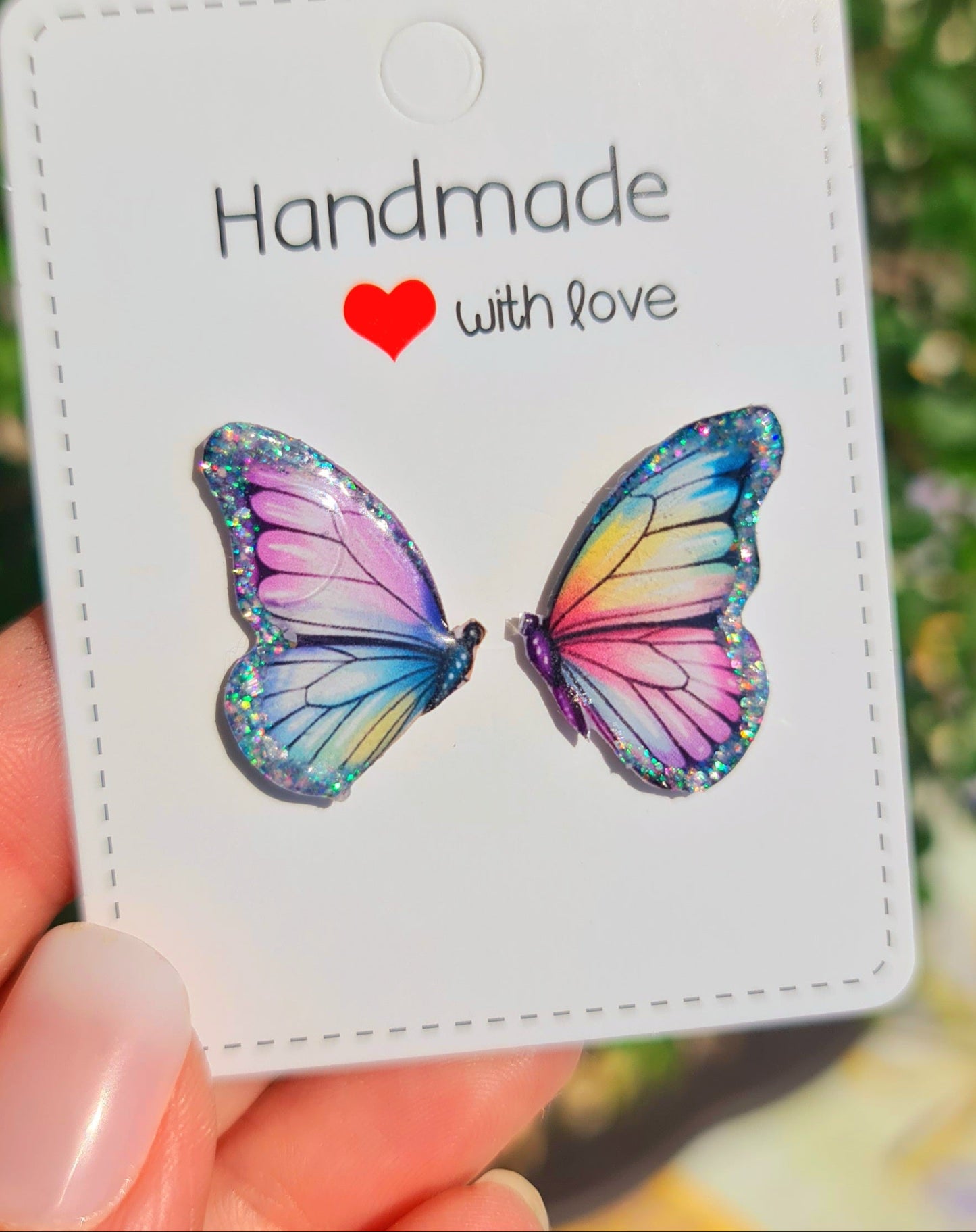 Orecchini a Lobo con Farfalle dai colori Pastello – Orecchini Artigianali in Resina UV con Glitter – Leggeri e Ipoallergenici in Acciaio Inox