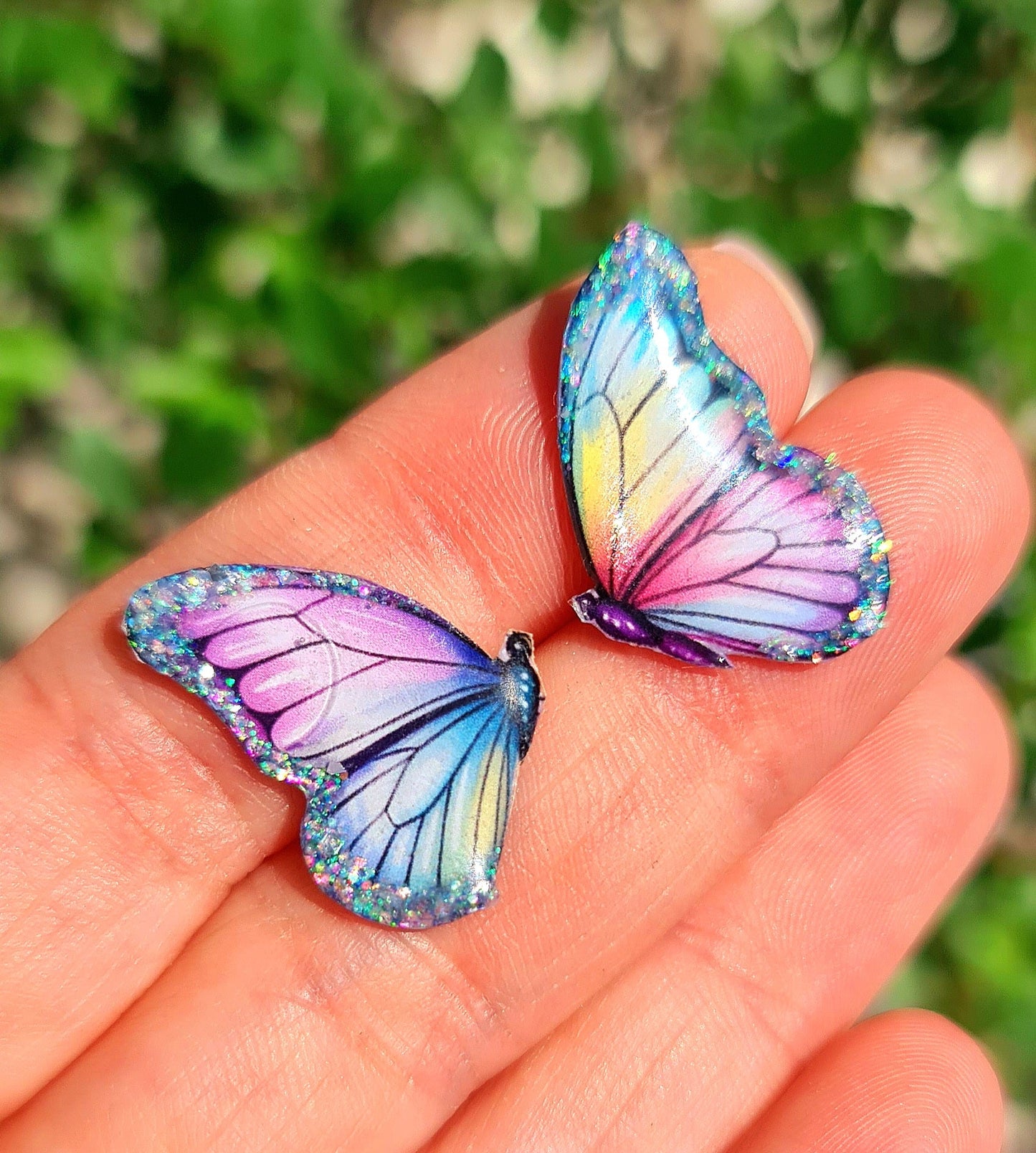 Orecchini a Lobo con Farfalle dai colori Pastello – Orecchini Artigianali in Resina UV con Glitter – Leggeri e Ipoallergenici in Acciaio Inox
