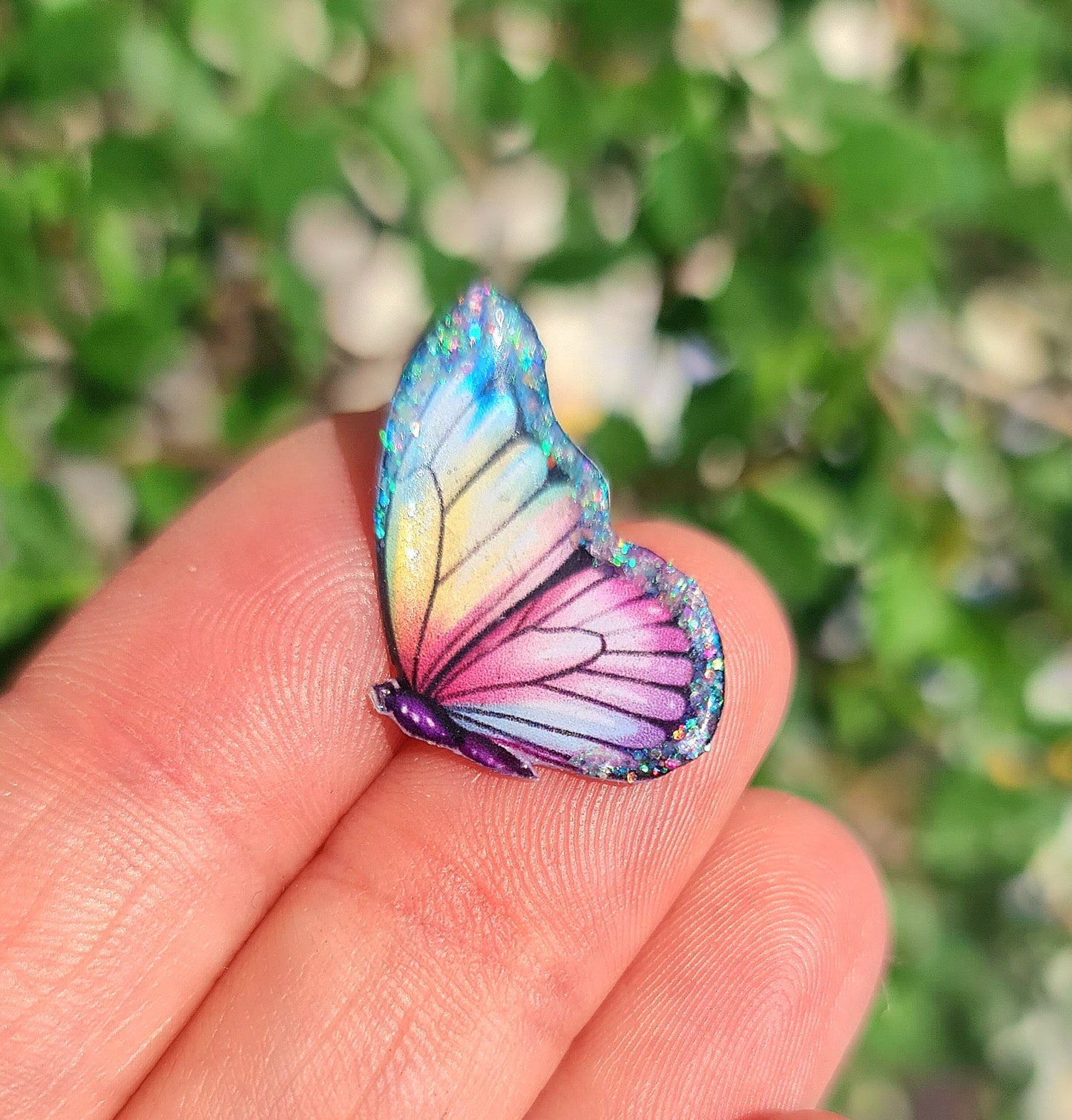 Orecchini a Lobo con Farfalle dai colori Pastello – Orecchini Artigianali in Resina UV con Glitter – Leggeri e Ipoallergenici in Acciaio Inox