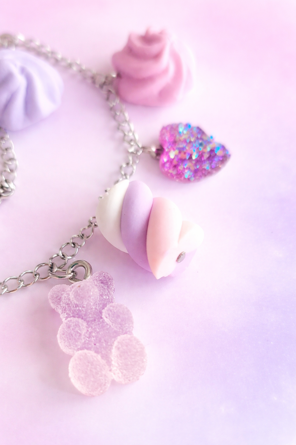 Bracciali con finti dolcetti rosa e lilla