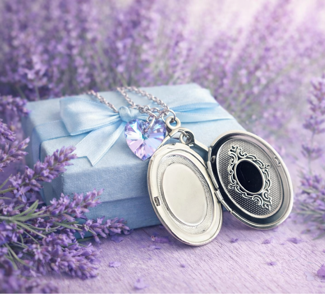 Collana con medaglione apribile e cabochon floreale