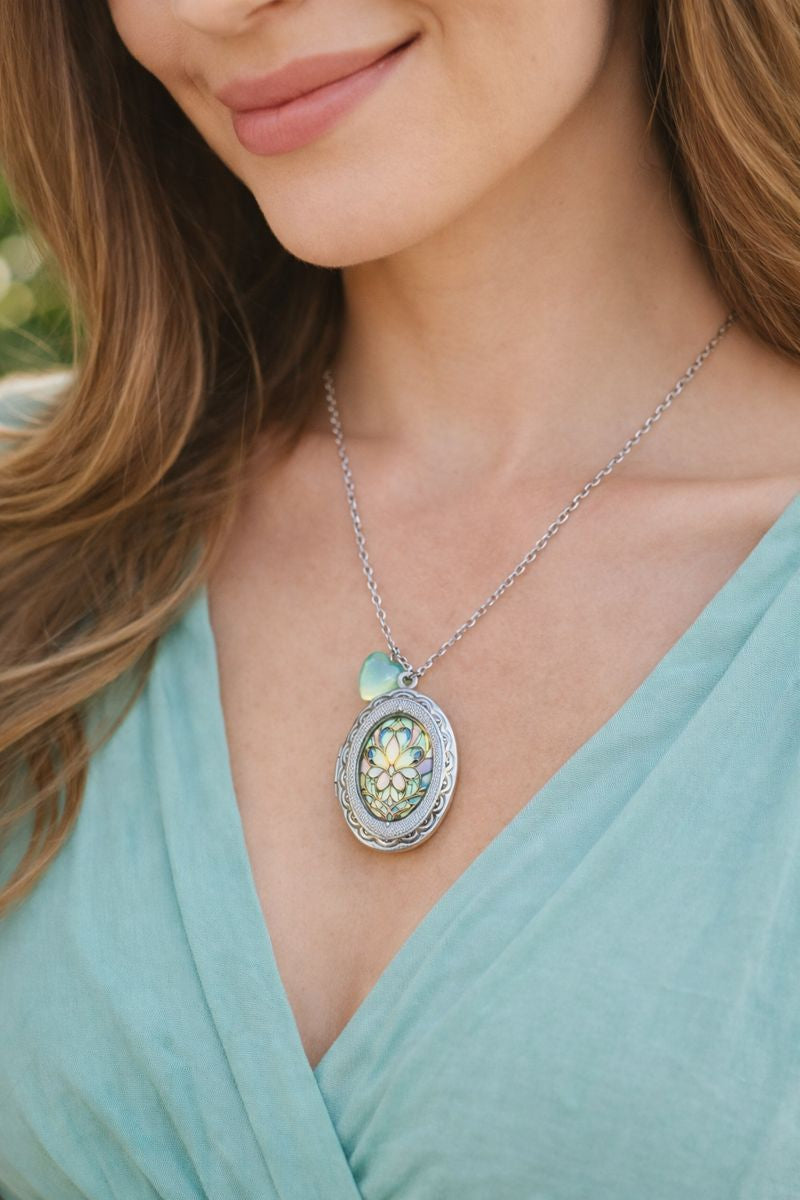 ✨ Collana Medaglione Ovale con Fiore Art Nouveau e Cuore Verde ✨