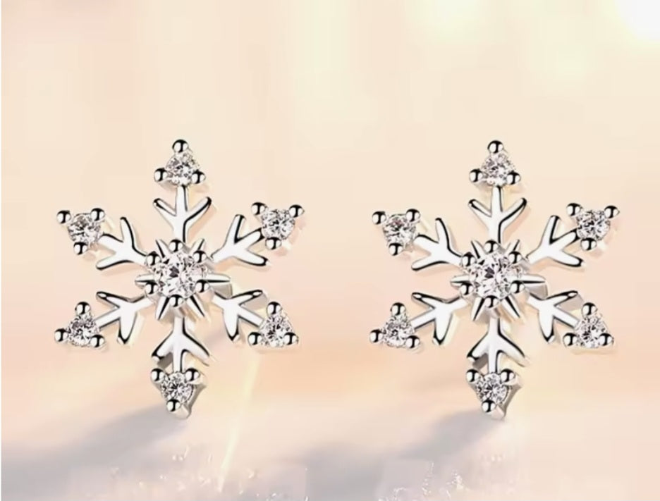 Eleganti e versatili orecchini pendenti con fiocco di neve e cristalli – Gioielli Eleganti Invernali